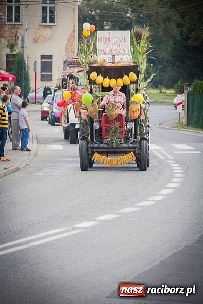 Zdjęcie w galerii na portalu naszraciborz.pl: Barwny korowód na dożynkach wiejskich w Pietrowicach Wielkich wiadomości z regionu