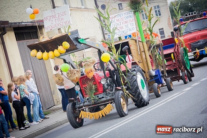 Zdjęcie w galerii na portalu naszraciborz.pl: Barwny korowód na dożynkach wiejskich w Pietrowicach Wielkich wiadomości z regionu