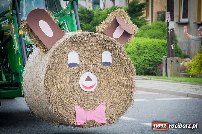 Zdjęcie w galerii na portalu naszraciborz.pl: Barwny korowód na dożynkach wiejskich w Pietrowicach Wielkich wiadomości z regionu