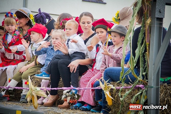 Zdjęcie w galerii na portalu naszraciborz.pl: Barwny korowód na dożynkach wiejskich w Pietrowicach Wielkich wiadomości z regionu