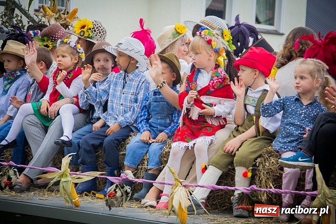 Zdjęcie w galerii na portalu naszraciborz.pl: Barwny korowód na dożynkach wiejskich w Pietrowicach Wielkich wiadomości z regionu