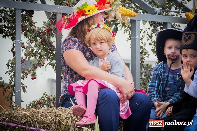 Zdjęcie w galerii na portalu naszraciborz.pl: Barwny korowód na dożynkach wiejskich w Pietrowicach Wielkich wiadomości z regionu