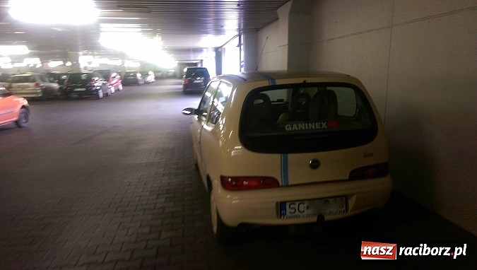 Zdjęcie w galerii na portalu naszraciborz.pl: Złe parkowanie pod Kauflandem wiadomości z regionu