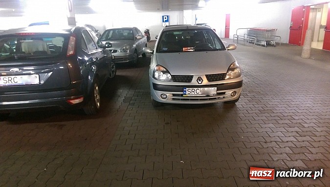 Zdjęcie w galerii na portalu naszraciborz.pl: Złe parkowanie pod Kauflandem wiadomości z regionu