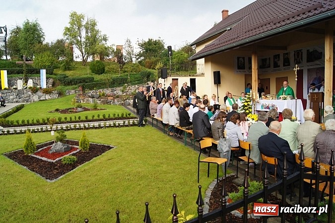 Zdjęcie w galerii na portalu naszraciborz.pl: W Strzybniku poświęcono ogrody Gawliny wiadomości z regionu