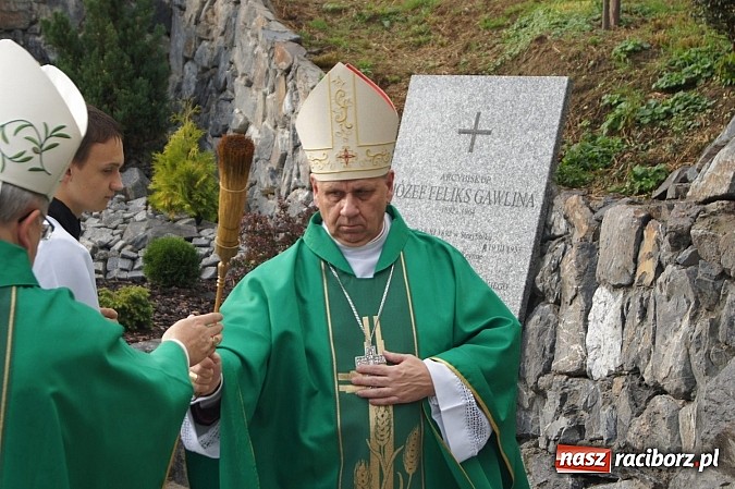 Zdjęcie w galerii na portalu naszraciborz.pl: W Strzybniku poświęcono ogrody Gawliny wiadomości z regionu