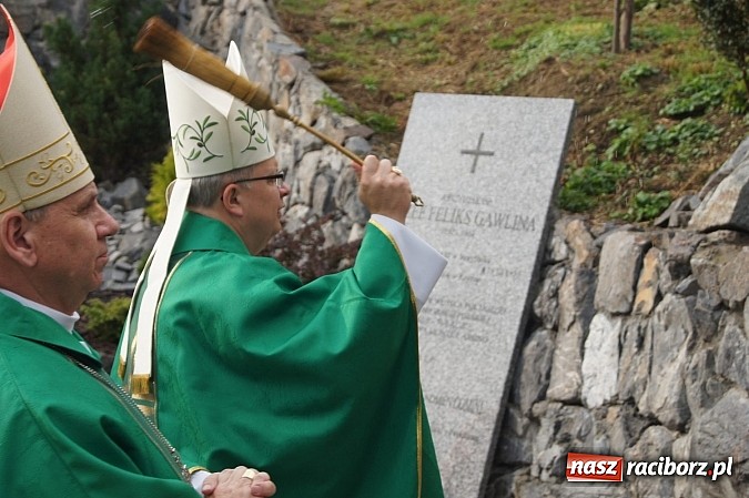 Zdjęcie w galerii na portalu naszraciborz.pl: W Strzybniku poświęcono ogrody Gawliny wiadomości z regionu