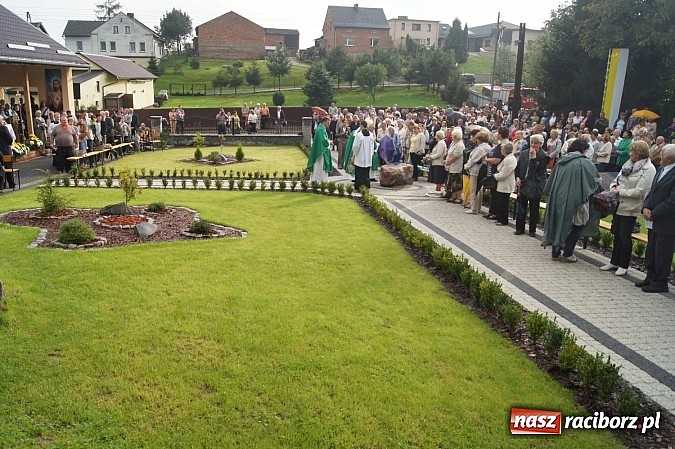 Zdjęcie w galerii na portalu naszraciborz.pl: W Strzybniku poświęcono ogrody Gawliny wiadomości z regionu