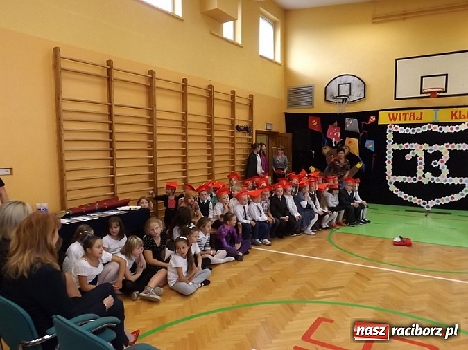 Zdjęcie w galerii na portalu naszraciborz.pl: Oficjalnie zostali uczniami - ślubowanie pierwszoklasistów w SP 13  wiadomości z regionu