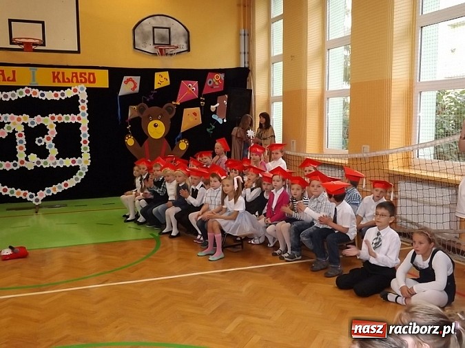 Zdjęcie w galerii na portalu naszraciborz.pl: Oficjalnie zostali uczniami - ślubowanie pierwszoklasistów w SP 13  wiadomości z regionu