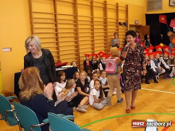 Zdjęcie w galerii na portalu naszraciborz.pl: Oficjalnie zostali uczniami - ślubowanie pierwszoklasistów w SP 13  wiadomości z regionu