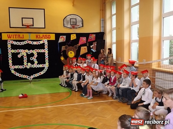 Zdjęcie w galerii na portalu naszraciborz.pl: Oficjalnie zostali uczniami - ślubowanie pierwszoklasistów w SP 13  wiadomości z regionu