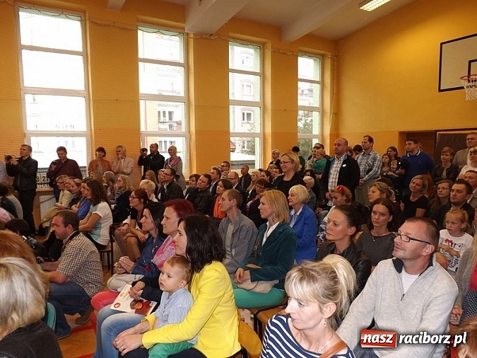 Zdjęcie w galerii na portalu naszraciborz.pl: Oficjalnie zostali uczniami - ślubowanie pierwszoklasistów w SP 13  wiadomości z regionu