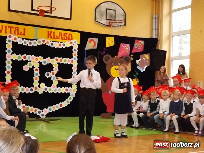 Zdjęcie w galerii na portalu naszraciborz.pl: Oficjalnie zostali uczniami - ślubowanie pierwszoklasistów w SP 13  wiadomości z regionu