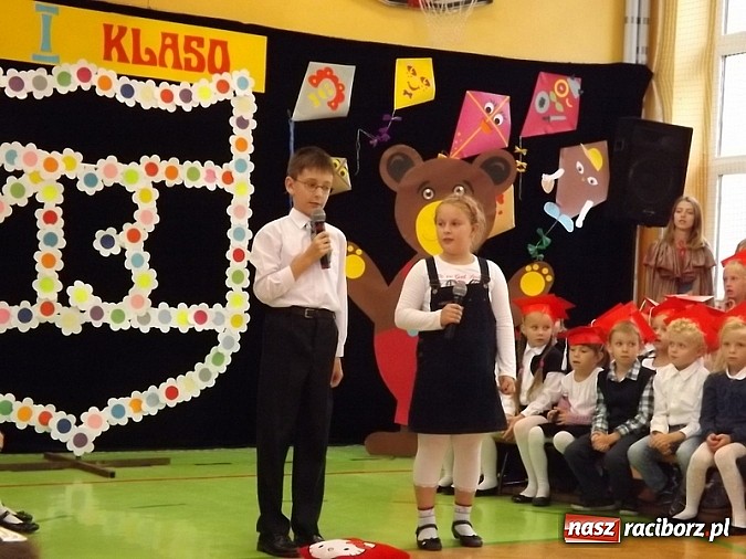 Zdjęcie w galerii na portalu naszraciborz.pl: Oficjalnie zostali uczniami - ślubowanie pierwszoklasistów w SP 13  wiadomości z regionu