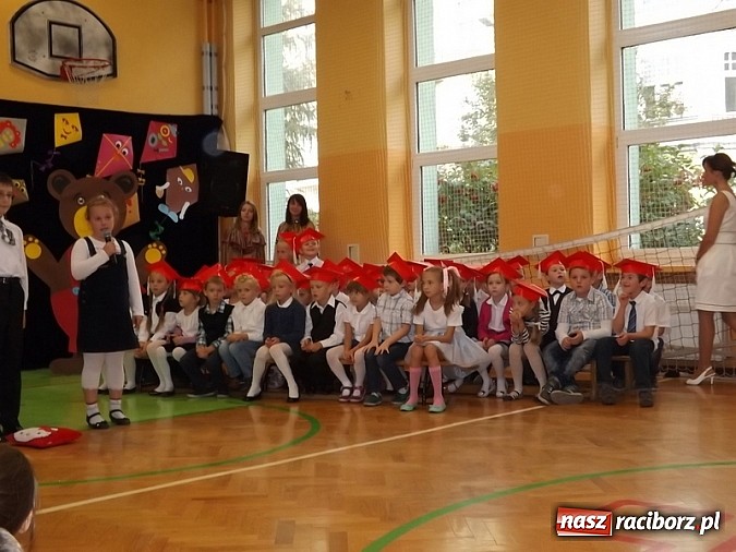 Zdjęcie w galerii na portalu naszraciborz.pl: Oficjalnie zostali uczniami - ślubowanie pierwszoklasistów w SP 13  wiadomości z regionu