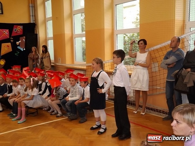 Zdjęcie w galerii na portalu naszraciborz.pl: Oficjalnie zostali uczniami - ślubowanie pierwszoklasistów w SP 13  wiadomości z regionu