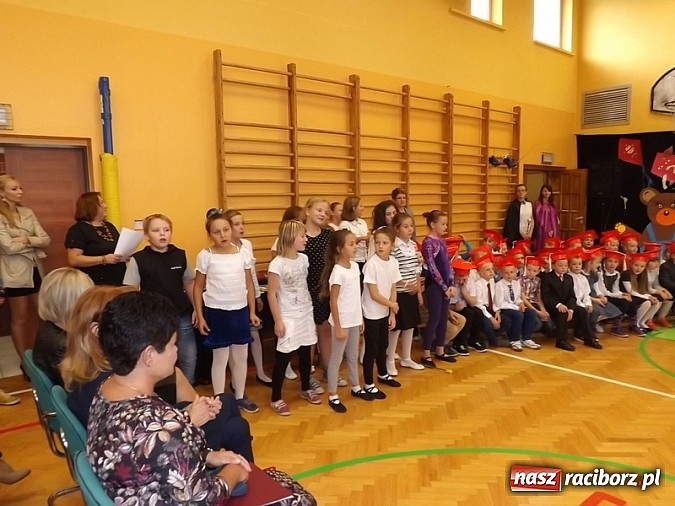 Zdjęcie w galerii na portalu naszraciborz.pl: Oficjalnie zostali uczniami - ślubowanie pierwszoklasistów w SP 13  wiadomości z regionu