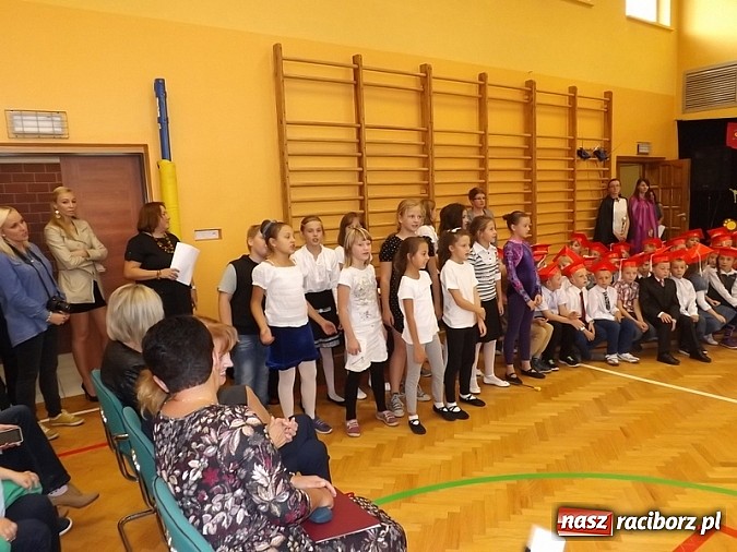 Zdjęcie w galerii na portalu naszraciborz.pl: Oficjalnie zostali uczniami - ślubowanie pierwszoklasistów w SP 13  wiadomości z regionu