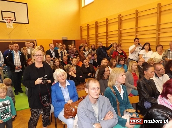 Zdjęcie w galerii na portalu naszraciborz.pl: Oficjalnie zostali uczniami - ślubowanie pierwszoklasistów w SP 13  wiadomości z regionu