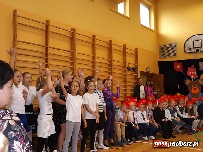 Zdjęcie w galerii na portalu naszraciborz.pl: Oficjalnie zostali uczniami - ślubowanie pierwszoklasistów w SP 13  wiadomości z regionu