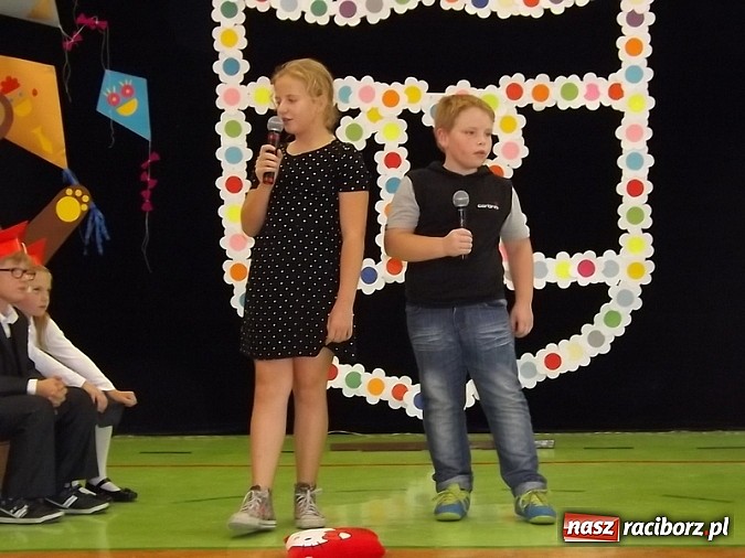 Zdjęcie w galerii na portalu naszraciborz.pl: Oficjalnie zostali uczniami - ślubowanie pierwszoklasistów w SP 13  wiadomości z regionu