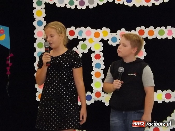 Zdjęcie w galerii na portalu naszraciborz.pl: Oficjalnie zostali uczniami - ślubowanie pierwszoklasistów w SP 13  wiadomości z regionu