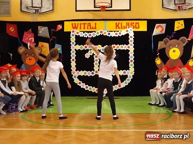 Zdjęcie w galerii na portalu naszraciborz.pl: Oficjalnie zostali uczniami - ślubowanie pierwszoklasistów w SP 13  wiadomości z regionu