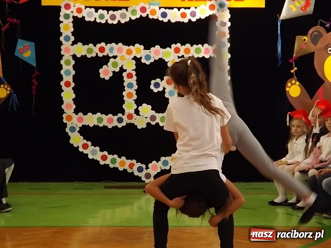 Zdjęcie w galerii na portalu naszraciborz.pl: Oficjalnie zostali uczniami - ślubowanie pierwszoklasistów w SP 13  wiadomości z regionu