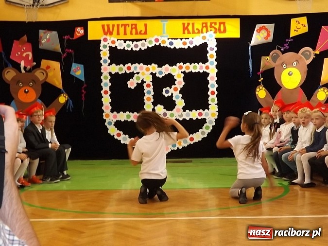 Zdjęcie w galerii na portalu naszraciborz.pl: Oficjalnie zostali uczniami - ślubowanie pierwszoklasistów w SP 13  wiadomości z regionu