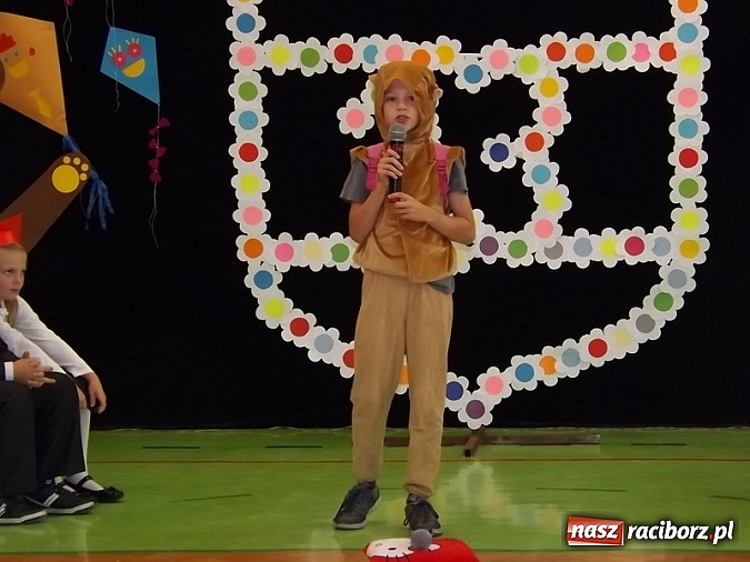 Zdjęcie w galerii na portalu naszraciborz.pl: Oficjalnie zostali uczniami - ślubowanie pierwszoklasistów w SP 13  wiadomości z regionu