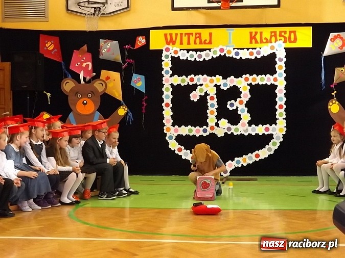 Zdjęcie w galerii na portalu naszraciborz.pl: Oficjalnie zostali uczniami - ślubowanie pierwszoklasistów w SP 13  wiadomości z regionu