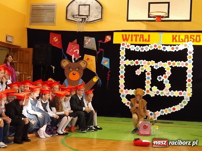 Zdjęcie w galerii na portalu naszraciborz.pl: Oficjalnie zostali uczniami - ślubowanie pierwszoklasistów w SP 13  wiadomości z regionu