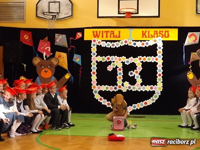 Zdjęcie w galerii na portalu naszraciborz.pl: Oficjalnie zostali uczniami - ślubowanie pierwszoklasistów w SP 13  wiadomości z regionu