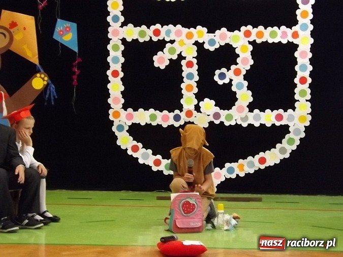 Zdjęcie w galerii na portalu naszraciborz.pl: Oficjalnie zostali uczniami - ślubowanie pierwszoklasistów w SP 13  wiadomości z regionu