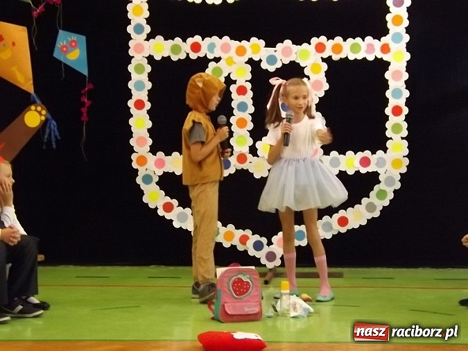 Zdjęcie w galerii na portalu naszraciborz.pl: Oficjalnie zostali uczniami - ślubowanie pierwszoklasistów w SP 13  wiadomości z regionu