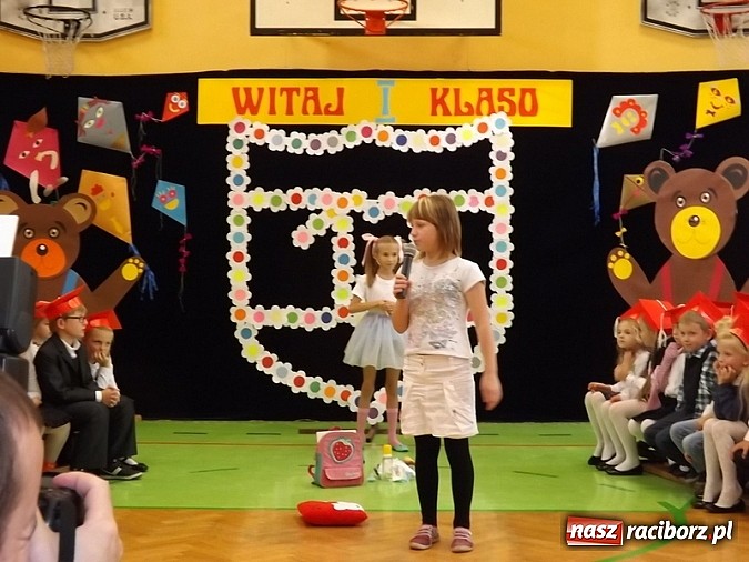 Zdjęcie w galerii na portalu naszraciborz.pl: Oficjalnie zostali uczniami - ślubowanie pierwszoklasistów w SP 13  wiadomości z regionu