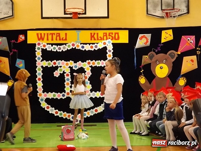 Zdjęcie w galerii na portalu naszraciborz.pl: Oficjalnie zostali uczniami - ślubowanie pierwszoklasistów w SP 13  wiadomości z regionu