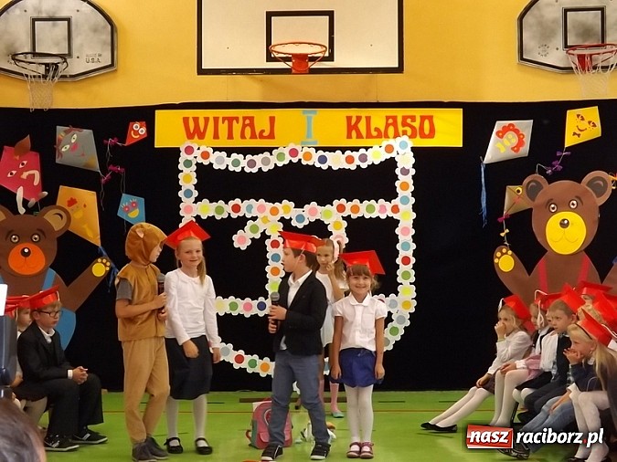 Zdjęcie w galerii na portalu naszraciborz.pl: Oficjalnie zostali uczniami - ślubowanie pierwszoklasistów w SP 13  wiadomości z regionu