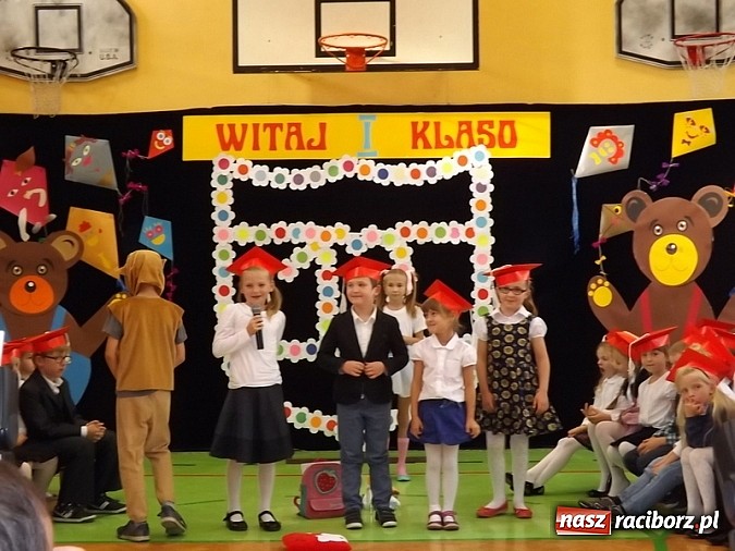 Zdjęcie w galerii na portalu naszraciborz.pl: Oficjalnie zostali uczniami - ślubowanie pierwszoklasistów w SP 13  wiadomości z regionu