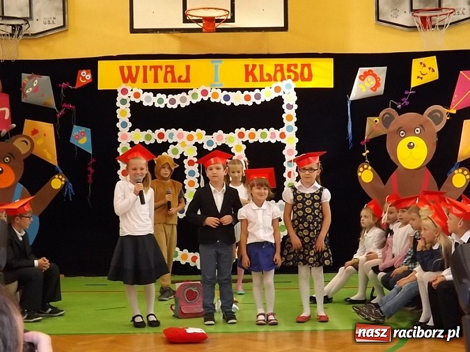 Zdjęcie w galerii na portalu naszraciborz.pl: Oficjalnie zostali uczniami - ślubowanie pierwszoklasistów w SP 13  wiadomości z regionu
