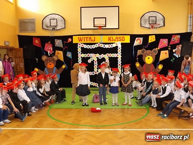 Zdjęcie w galerii na portalu naszraciborz.pl: Oficjalnie zostali uczniami - ślubowanie pierwszoklasistów w SP 13  wiadomości z regionu