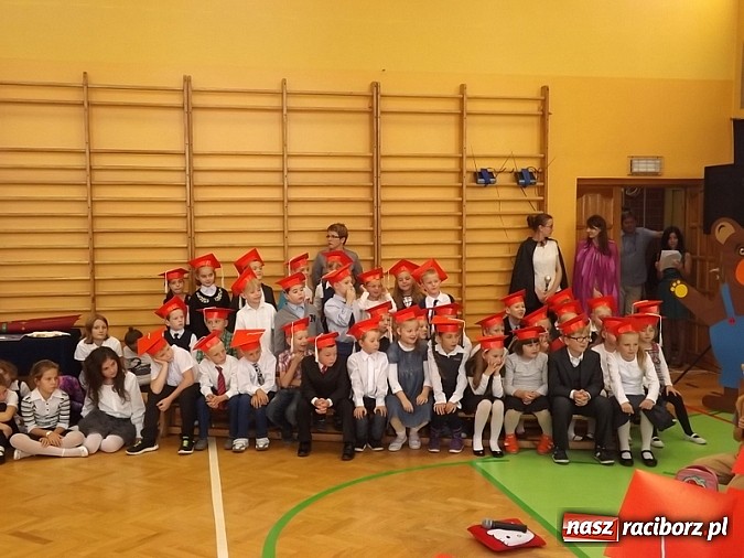 Zdjęcie w galerii na portalu naszraciborz.pl: Oficjalnie zostali uczniami - ślubowanie pierwszoklasistów w SP 13  wiadomości z regionu