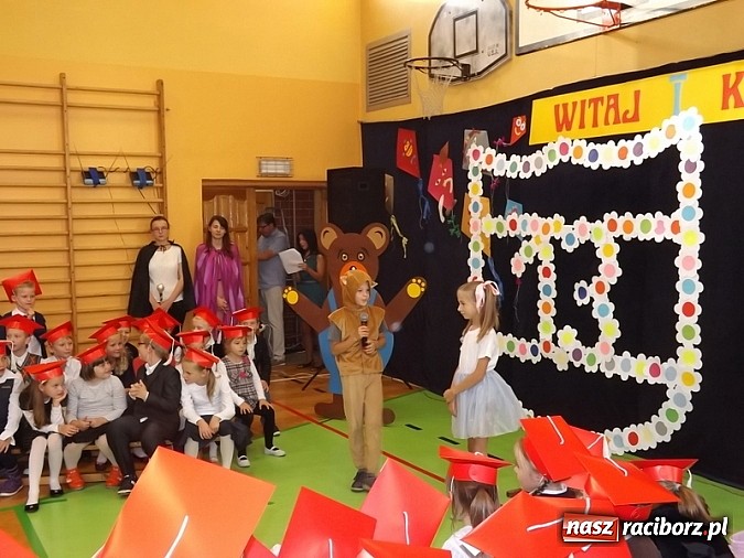 Zdjęcie w galerii na portalu naszraciborz.pl: Oficjalnie zostali uczniami - ślubowanie pierwszoklasistów w SP 13  wiadomości z regionu