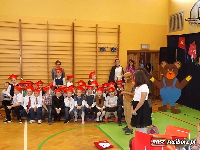 Zdjęcie w galerii na portalu naszraciborz.pl: Oficjalnie zostali uczniami - ślubowanie pierwszoklasistów w SP 13  wiadomości z regionu