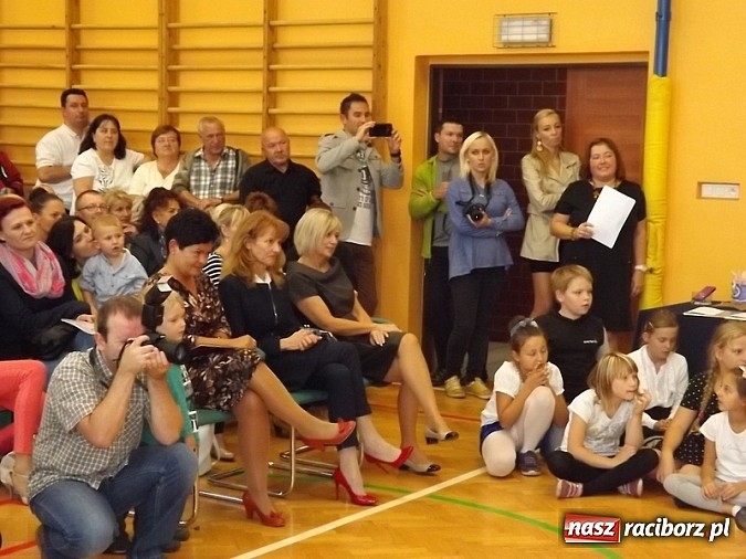 Zdjęcie w galerii na portalu naszraciborz.pl: Oficjalnie zostali uczniami - ślubowanie pierwszoklasistów w SP 13  wiadomości z regionu