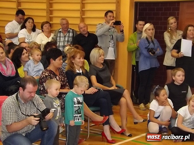 Zdjęcie w galerii na portalu naszraciborz.pl: Oficjalnie zostali uczniami - ślubowanie pierwszoklasistów w SP 13  wiadomości z regionu