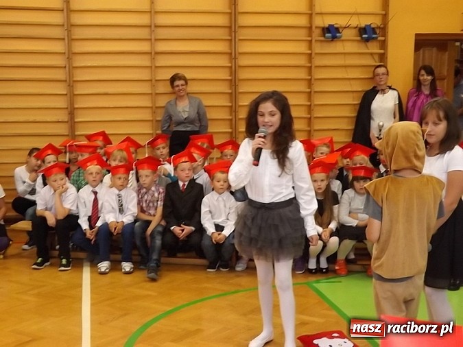 Zdjęcie w galerii na portalu naszraciborz.pl: Oficjalnie zostali uczniami - ślubowanie pierwszoklasistów w SP 13  wiadomości z regionu