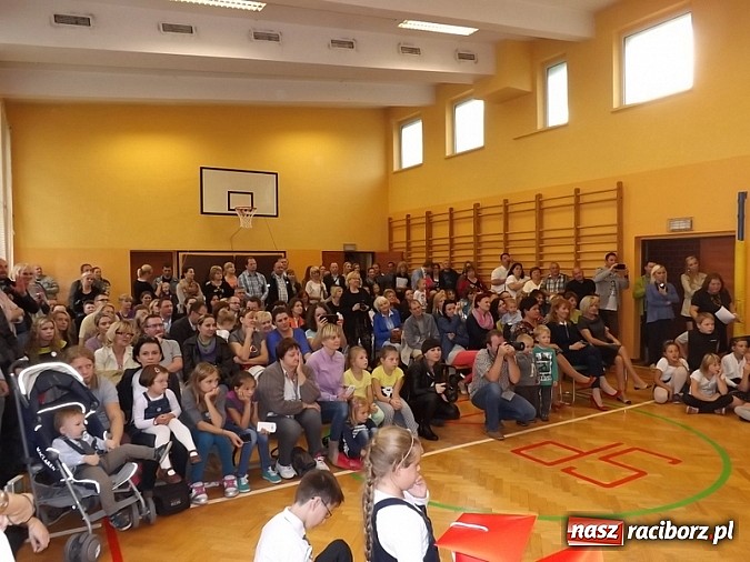 Zdjęcie w galerii na portalu naszraciborz.pl: Oficjalnie zostali uczniami - ślubowanie pierwszoklasistów w SP 13  wiadomości z regionu
