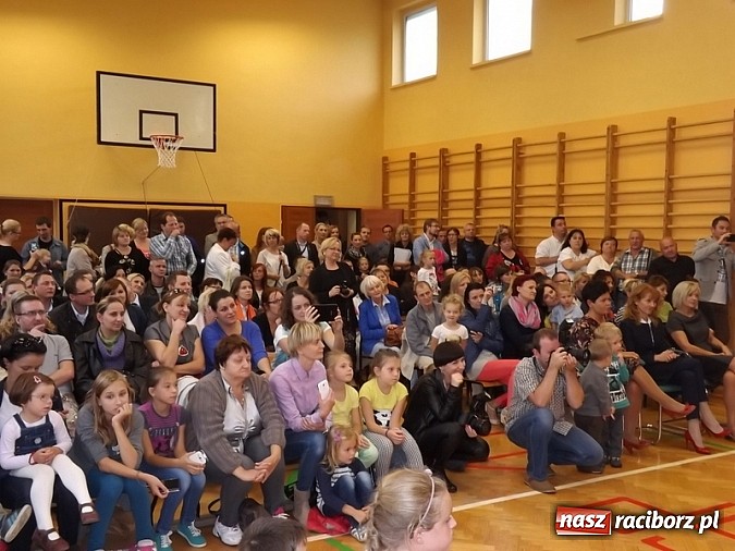 Zdjęcie w galerii na portalu naszraciborz.pl: Oficjalnie zostali uczniami - ślubowanie pierwszoklasistów w SP 13  wiadomości z regionu